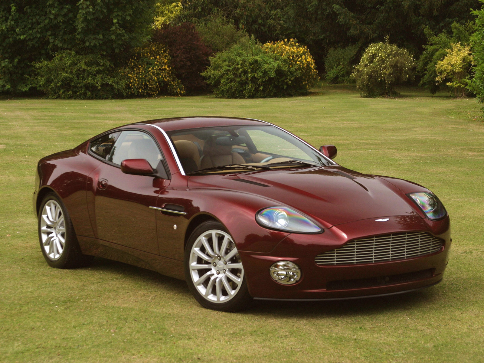 Красный спорткар Aston Martin DBS v12